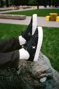 Charger l'image dans la visionneuse de la galerie, Converse Cons X BTL One Star Pro Black / Egret / Pasture pair on model
